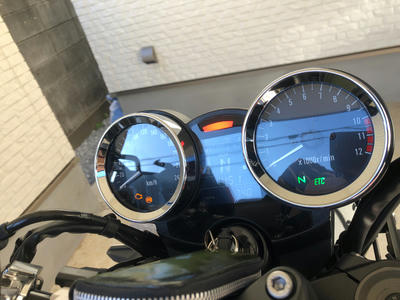 Z900RSのメーターパネルにプロテクションフィルムを貼り付け
