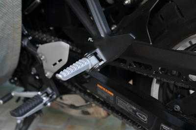 Z900RSのタンデムステップをブラック化
