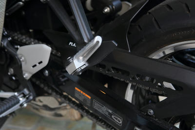 Z900RSのタンデムステップをブラック化