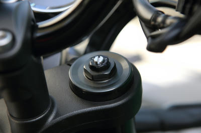 Z900RSのサスセッティングのためフロントプリロード調整のイニシャルアジャスター装着