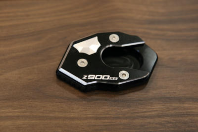 Z900RSにサイドスタンドワイドプレート装着
