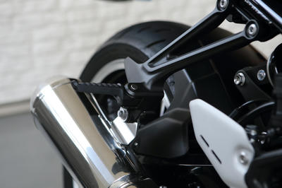 Z900RSのタンデムステップをブラック化