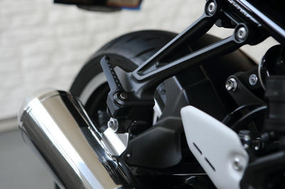 Z900RSのタンデムステップをブラック化