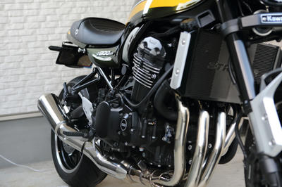 Z900RSのタンデムステップをブラック化