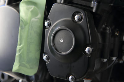 Z900RSのゼネレーターカバーとパルサーカバーに純正DOHCマーク装着