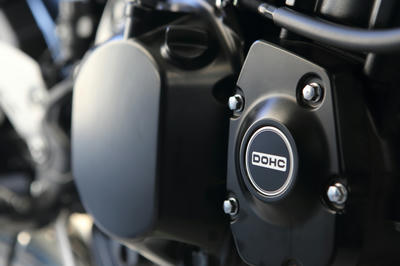 Z900RSのゼネレーターカバーとパルサーカバーに純正DOHCマーク装着