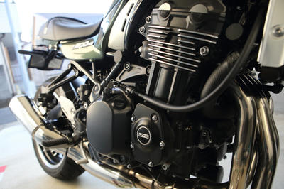 Z900RSのゼネレーターカバーとパルサーカバーに純正DOHCマーク装着
