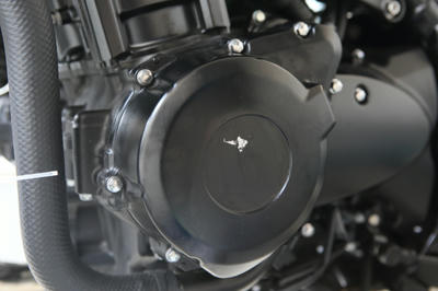 Z900RSのゼネレーターカバーとパルサーカバーに純正DOHCマーク装着