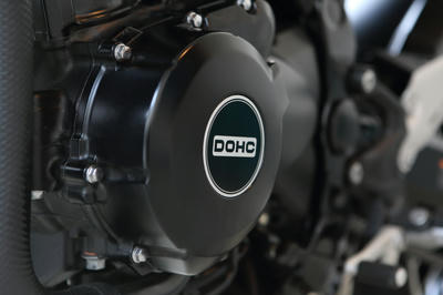 Z900RSのゼネレーターカバーとパルサーカバーに純正DOHCマーク装着