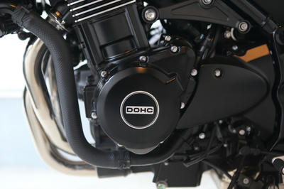 Z900RSのゼネレーターカバーとパルサーカバーに純正DOHCマーク装着