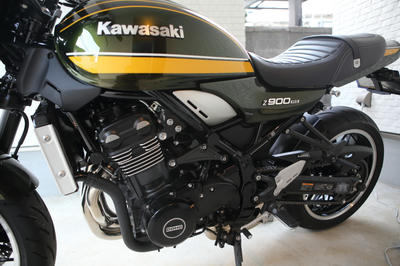 Z900RSのゼネレーターカバーとパルサーカバーに純正DOHCマーク装着