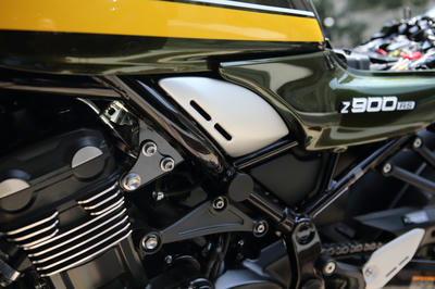 Z900RSのサイドカバーにエーテックのカーボンタンクサイドプレートを装着