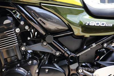 Z900RSのサイドカバーにエーテックのカーボンタンクサイドプレートを装着