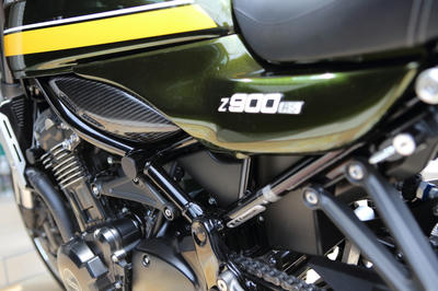 Z900RSのサイドカバーにエーテックのカーボンタンクサイドプレートを装着