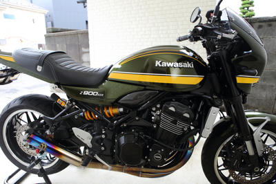 Z900RSにタンクエンブレムを純正アクセサリーの旧型タンクエンブレムに交換