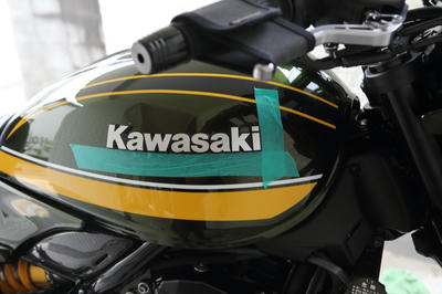 Z900RSにタンクエンブレムを純正アクセサリーの旧型タンクエンブレムに交換