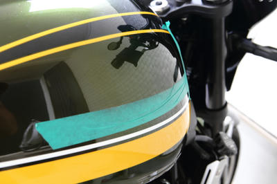 Z900RSにタンクエンブレムを純正アクセサリーの旧型タンクエンブレムに交換