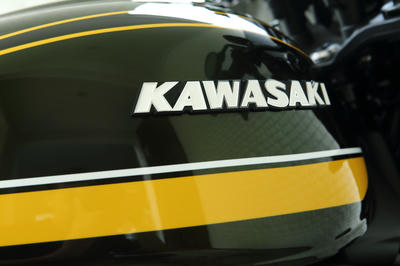 Z900RSにタンクエンブレムを純正アクセサリーの旧型タンクエンブレムに交換