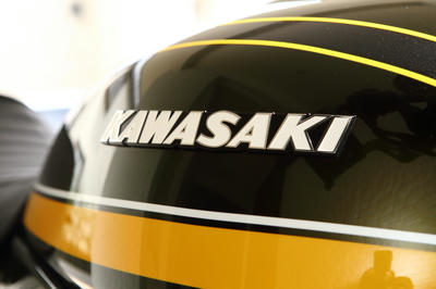 Z900RSにタンクエンブレムを純正アクセサリーの旧型タンクエンブレムに交換
