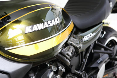 Z900RSにタンクエンブレムを純正アクセサリーの旧型タンクエンブレムに交換