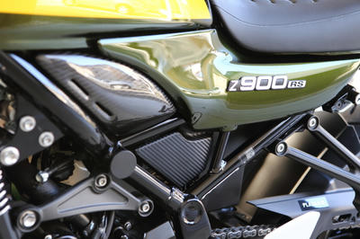 Z900RSのABSユニットカバーにカーボンシートを貼る