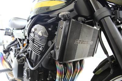 Z900RSにSSKのラジエターサイドカバーの綾織りカーボンを装着