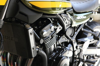 Z900RSにSSKのラジエターサイドカバーの綾織りカーボンを装着