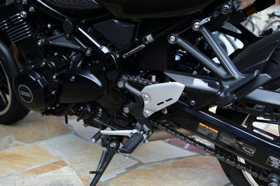 Z900RSにカーボンブラックのヒールガードを装着