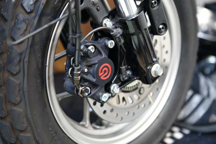 モンキー１２５ABSにブレンボの新カニと１５RCSに換装、ブレーキホース交換