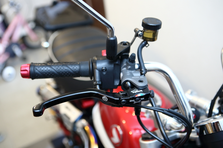 モンキー１２５ABSにブレンボの新カニと１５RCSに換装、ブレーキホース交換