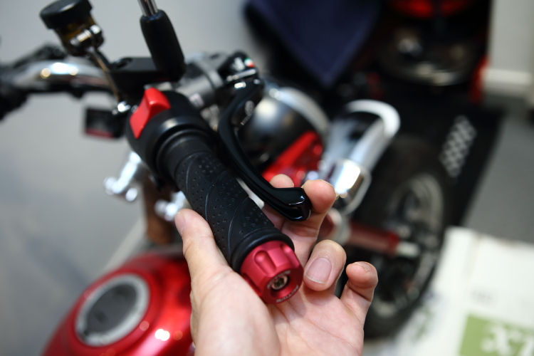 モンキー１２５ABSにブレンボの新カニと１５RCSに換装、ブレーキホース交換