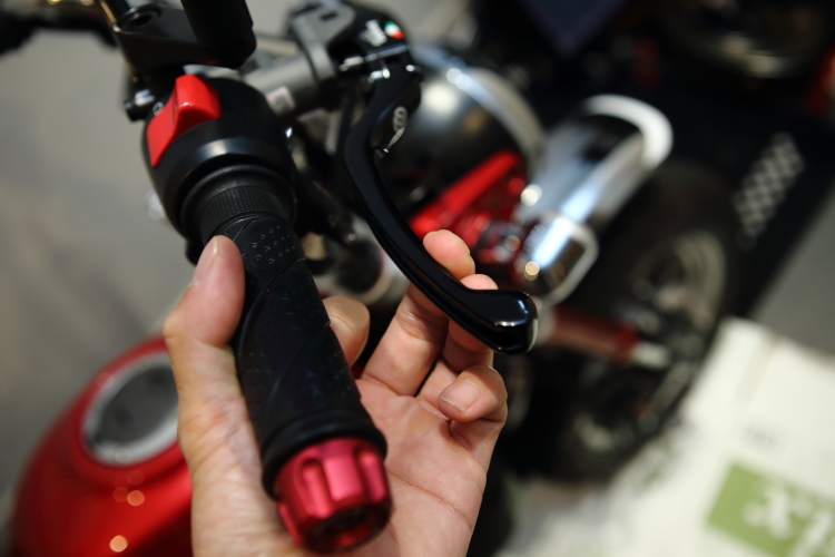 モンキー１２５ABSにブレンボの新カニと１５RCSに換装、ブレーキホース交換