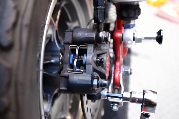 モンキー125のブレンボのパッド交換
