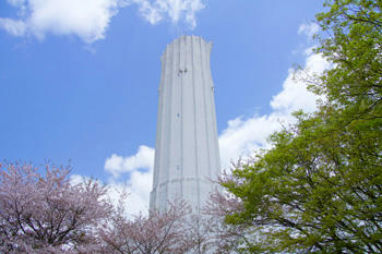 桜と貯水塔
