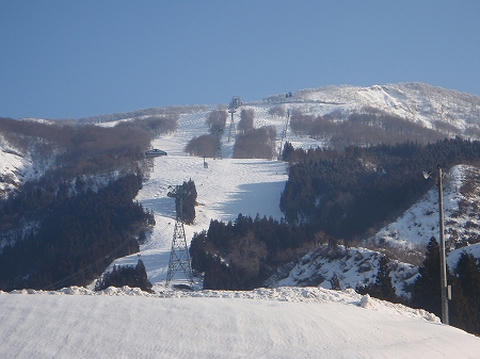 駐車場から八海山スキー場を望む