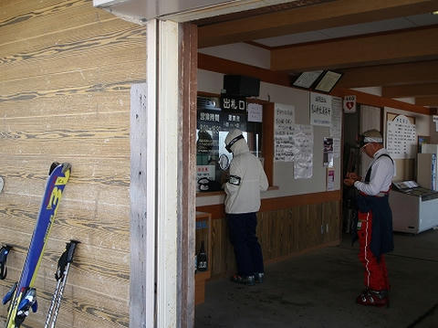 センターハウスのリフト券売り場