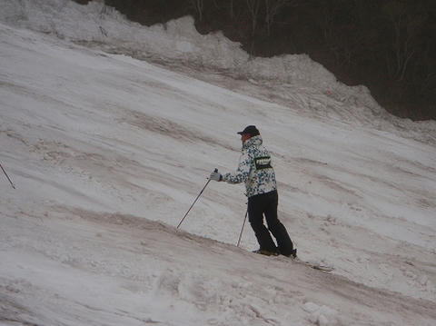 スキースクールでレッスン担当中の渡辺三郎氏