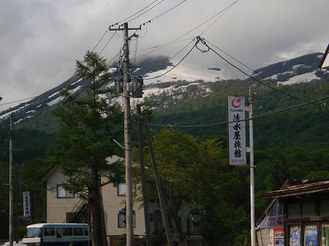 志津温泉から月山スキー場が見えます