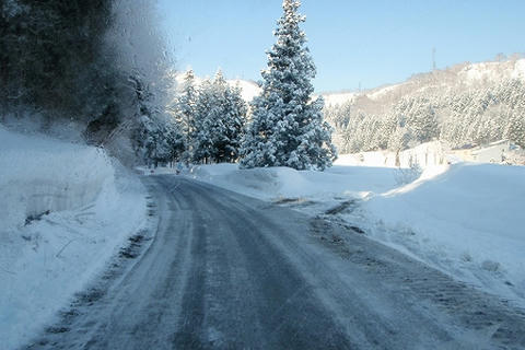 神立高原スキー場の駐車場前の道