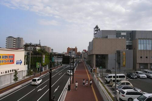 駅前の休日の午後