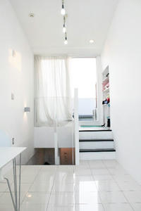 白 涼しげ カーテン 明るい 部屋 階段 テーブル リノリウム 電気 住宅 インテリア 背景  壁紙