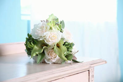 白 結婚式 花 ブーケ ブライダル 花嫁 結婚 花束 きれい 美しい 上品 かわいい 可憐 記念 記念日 緑 グリーン 葉 大切 光 プレゼント ギフト 思い出 バラ 薔薇