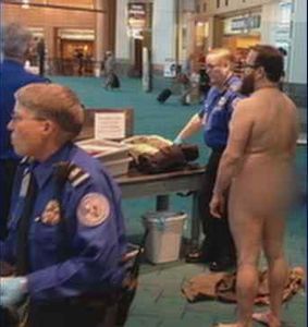 全裸になっている容疑者の写真