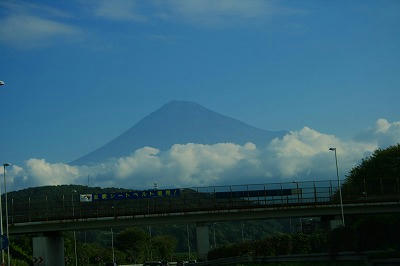 東名高速から見た富士山