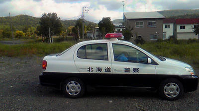 まさかのパトカー乗車