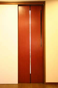 ギャラリーと事務所を仕切る漆塗り建具