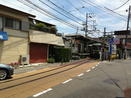 併用軌道の終点と腰越駅