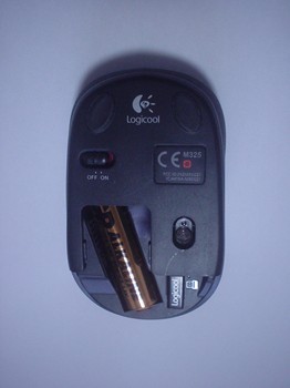 Logicool M325　背面のカバーを開けた状態