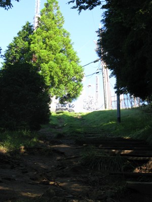 本宮山 山頂の手前の坂道