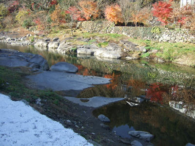 川面に映る紅葉